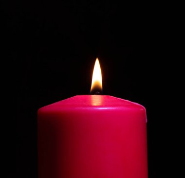 Kavurucu kırmızı mum ve siyaha damlıyor.