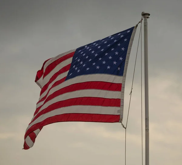 Amerikanische Flagge Weht Stolz Mit Wolken Hintergrund Bei Sonnenuntergang — Stockfoto