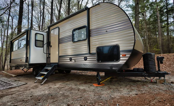 Camping Trailer Egy Észak Karolinai Erdőben Jordán Közelében — Stock Fotó