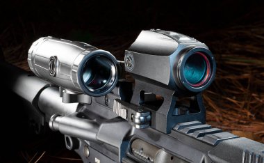 Büyüteç kırmızı noktadan AR-15 'e doğru sallandı.