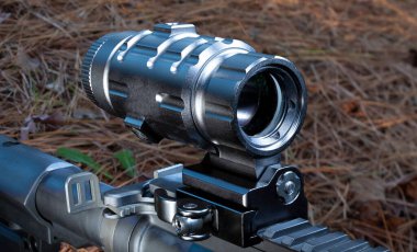 Dışarıdaki modern bir spor tüfeğinin büyüteci.