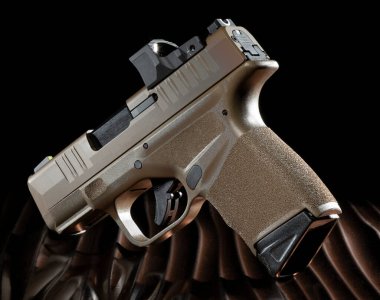 Dalgalı arka planda polimer tabanca