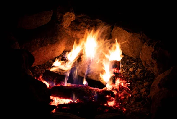 Fresh Logs Finally Catching Fire Night Campfire — Stock Photo, Image