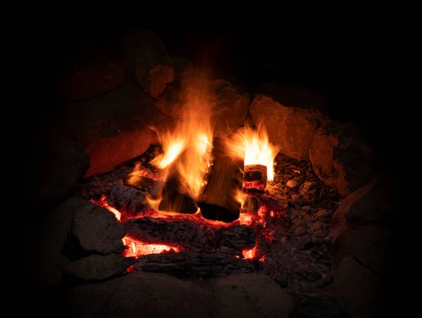 Ροκ Δαχτυλίδι Γύρω Από Μια Ζεστή Φωτιά Campfire Για Την — Φωτογραφία Αρχείου