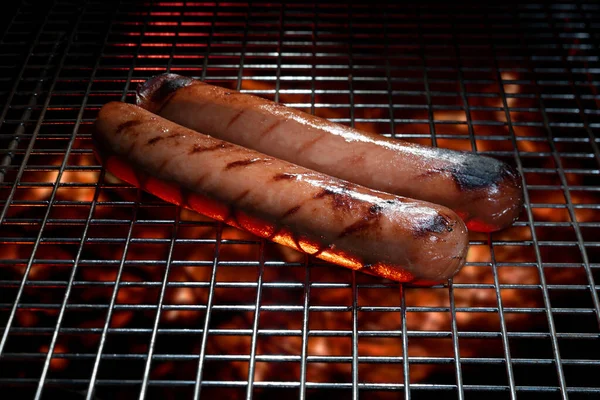 Twee Hotdogs Aan Het Koken Boven Een Open Grill Met — Stockfoto