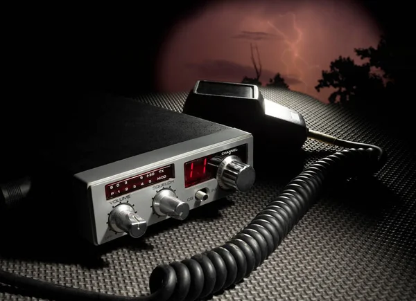 背後に雷とチャンネル11のサバイバルラジオ — ストック写真