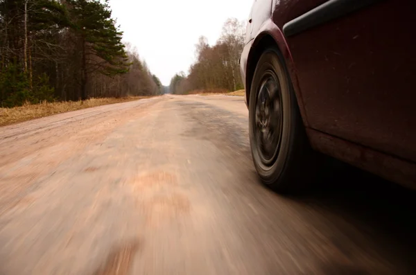 Conducir a alta velocidad por una carretera rural Imagen De Stock