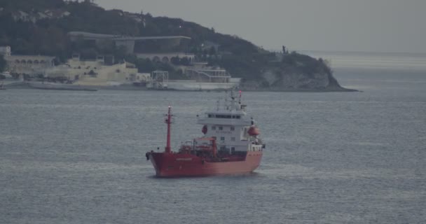 Velký červený tanker plující v moři — Stock video