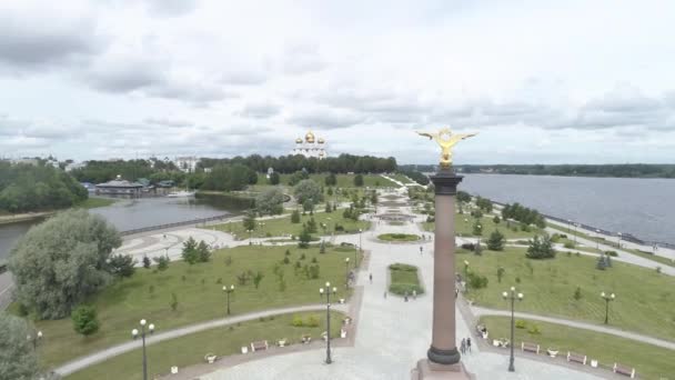 Vogels oog uitzicht op yaroslavl quadrocopter — Stockvideo