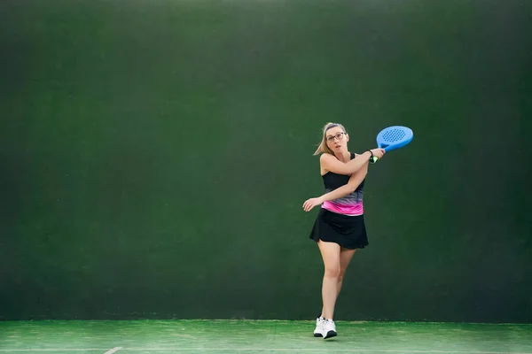 Female athlete playing padel in gym — Stock Photo, Image