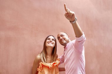 Mutlu çift sokağın yukarısında