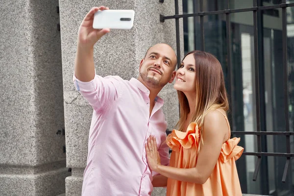 Pareja tomando selfie en la ciudad — Foto de Stock