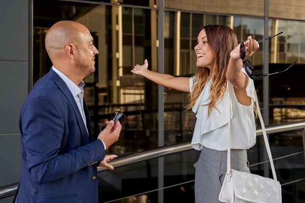 Incontro di imprenditori felici in strada — Foto Stock