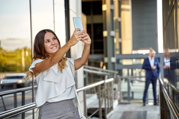 Vrolijke vrouw neemt selfie op smartphone — Stockfoto