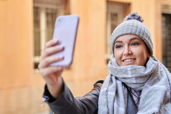Femeia la modă își face selfie într-o zi rece — Fotografie, imagine de stoc