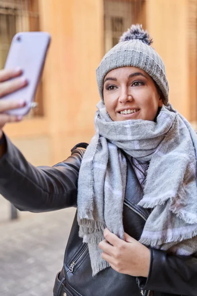 Mujer de moda tomando selfie en día frío — Foto de Stock
