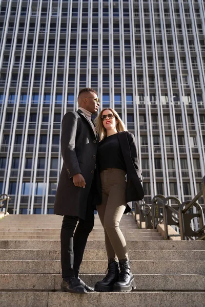 Casal diverso do lado de fora edifício alto — Fotografia de Stock