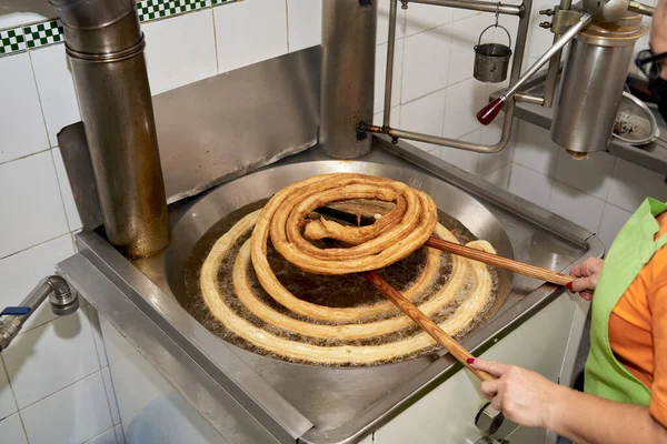 Tipik İspanyol kahvaltısını hamurla pişir.