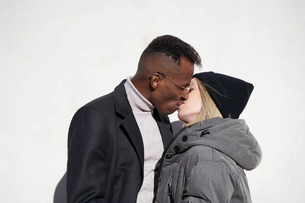Pasangan muda antar ras berciuman. Pencinta Milenial, pasangan Afrika dan putih — Stok Foto
