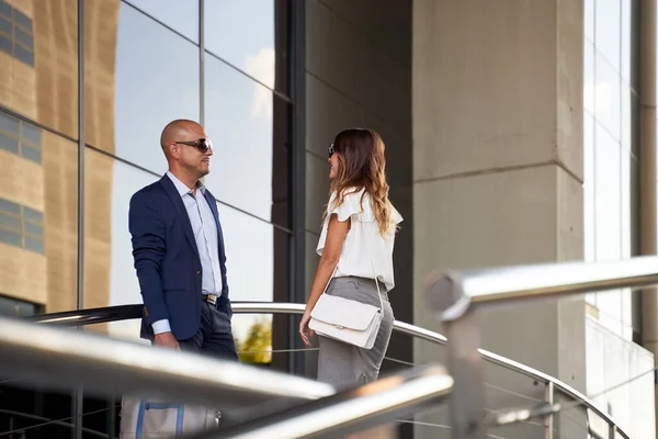 Collega 's praten buiten modern gebouw — Stockfoto