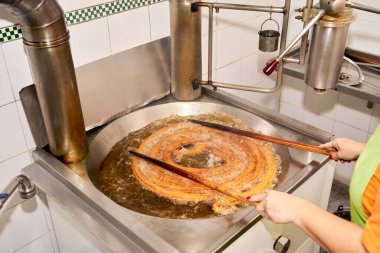 Tipik İspanyol kahvaltısını hamurla pişir.