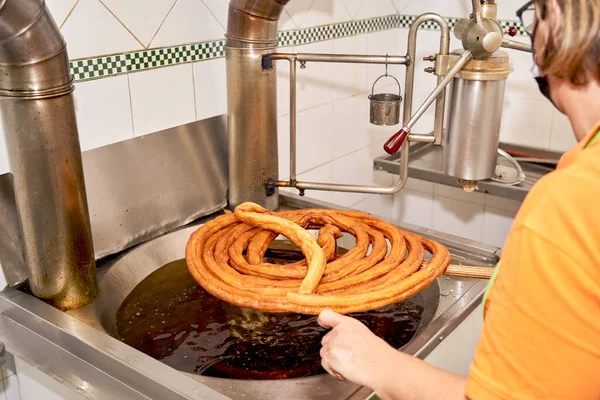 Tipik İspanyol kahvaltısını hamurla pişir.