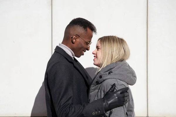 Jovem casal interracial abraçando. Amantes milenares, casal africano e branco — Fotografia de Stock