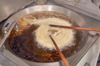 Churros için hamur pişirmek ya da ocakta kaynar yağ içinde porra pişirmek. Tipik İspanyol kahvaltısı.