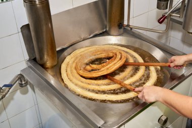 Churros için hamur pişirmek ya da ocakta kaynar yağ içinde porra pişirmek. Tipik İspanyol kahvaltısı.