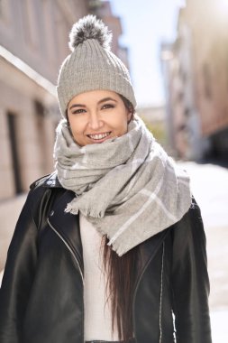 Örgü şapkalı mutlu genç bayan.
