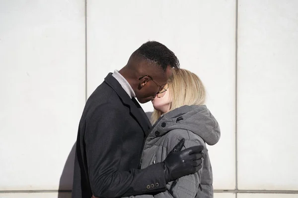 Młoda międzyrasowa para się całuje. Milenium kochankowie, afrykańsko-białe pary — Zdjęcie stockowe