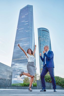 Erkek ve bayan meslektaşlar başarıyı kutluyor