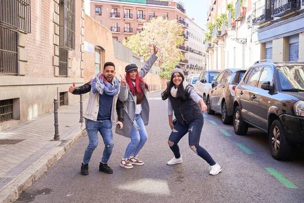 若者や美しい多民族の友人のグループは、市内で屋外にジャンプする準備を楽しんでいる — ストック写真