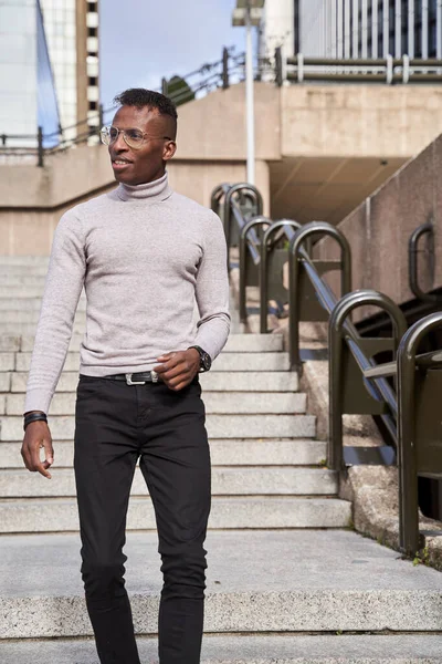 Afro-americano masculino caminhando em passos — Fotografia de Stock