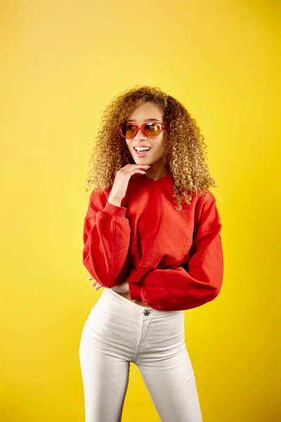 Trendy černošky žena v sluneční brýle a mikina — Stock fotografie