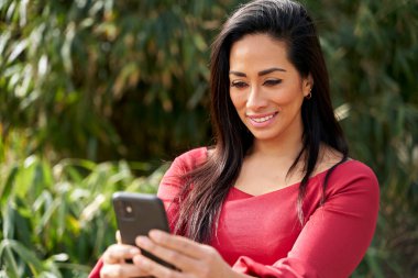 Neşeli İspanyol kadın şehirde selfie çekiyor.