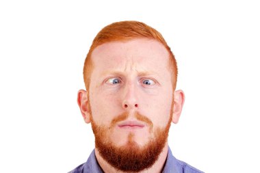 Komik sakallı kızıl saçlı bir adam gözlerini kırar, yüzünü buruşturur, beyaz arka planda soyutlanır.