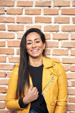 Sokakta deri ceketli, keyifli İspanyol kadın.