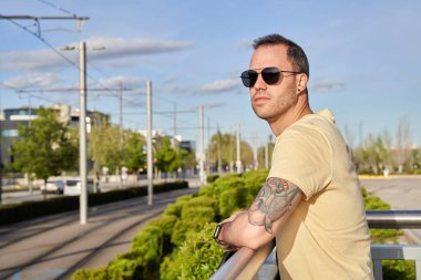 Kendinden emin genç adam köprüde dikilirken gözlerini kaçırıyor.