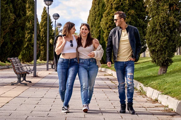 Freunde Genießen Einen Gemeinsamen Spaziergang Park Freunde Haben Spaß Und — Stockfoto