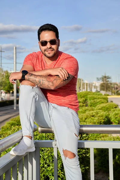 Pria Latin Dengan Kacamata Hitam Dan Tato Lengannya Melihat Kamera — Stok Foto