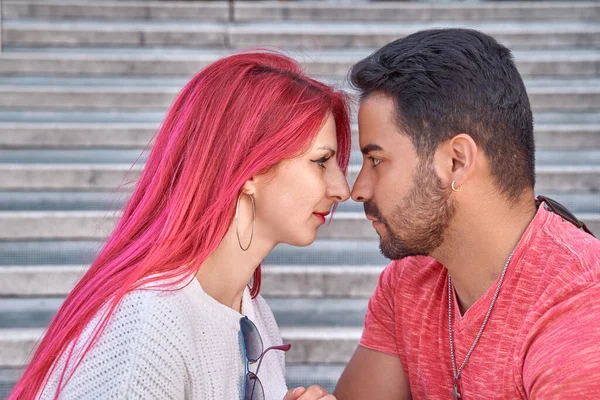 Tampilan Close Dari Pasangan Melihat Dalam Mata Satu Sama Lain — Stok Foto