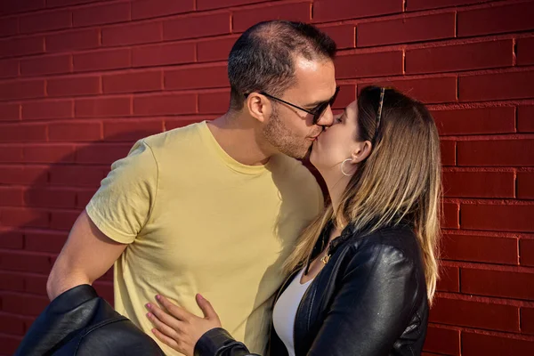 屋外でデートを楽しみながら カップルのキスを愛し 愛と関係の概念 — ストック写真