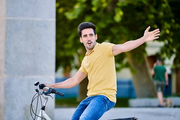 Pria Bahagia Tersenyum Sambil Menikmati Naik Sepeda Luar Ruangan Konsep — Stok Foto