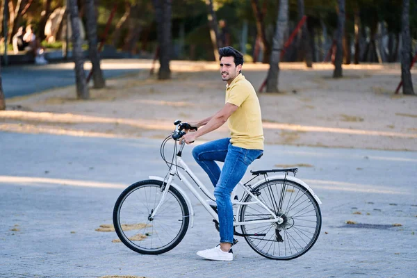 Pria Bahagia Tersenyum Sambil Menikmati Naik Sepeda Luar Ruangan Konsep — Stok Foto