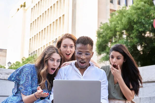 Grupo Pessoas Multirraciais Olhando Chocado Olhar Algo Tela Laptop Estilo — Fotografia de Stock