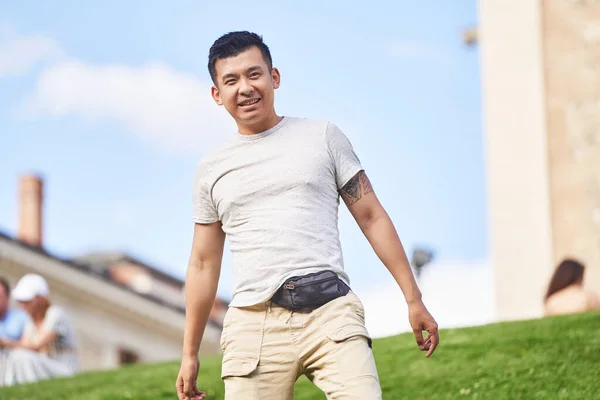 Pria Asia Melihat Kamera Dan Tersenyum Sambil Berdiri Luar Ruangan — Stok Foto