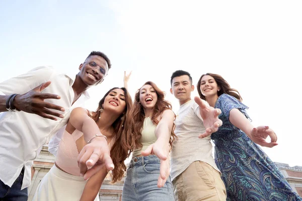 屋外で一緒に時間を楽しみながらカメラを見て笑顔の多人種の友人のグループの低角度ビュー 友情の概念 — ストック写真