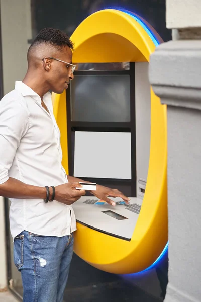 Hombre Sosteniendo Una Tarjeta Crédito Mientras Usa Cajero Automático Aire —  Fotos de Stock