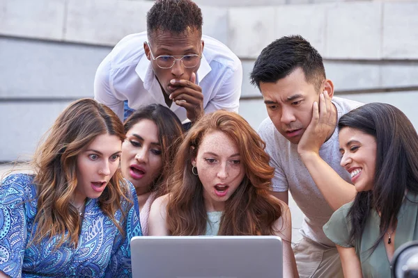 Een Groep Multi Etnische Mensen Kijkt Naar Het Laptopscherm Met — Stockfoto